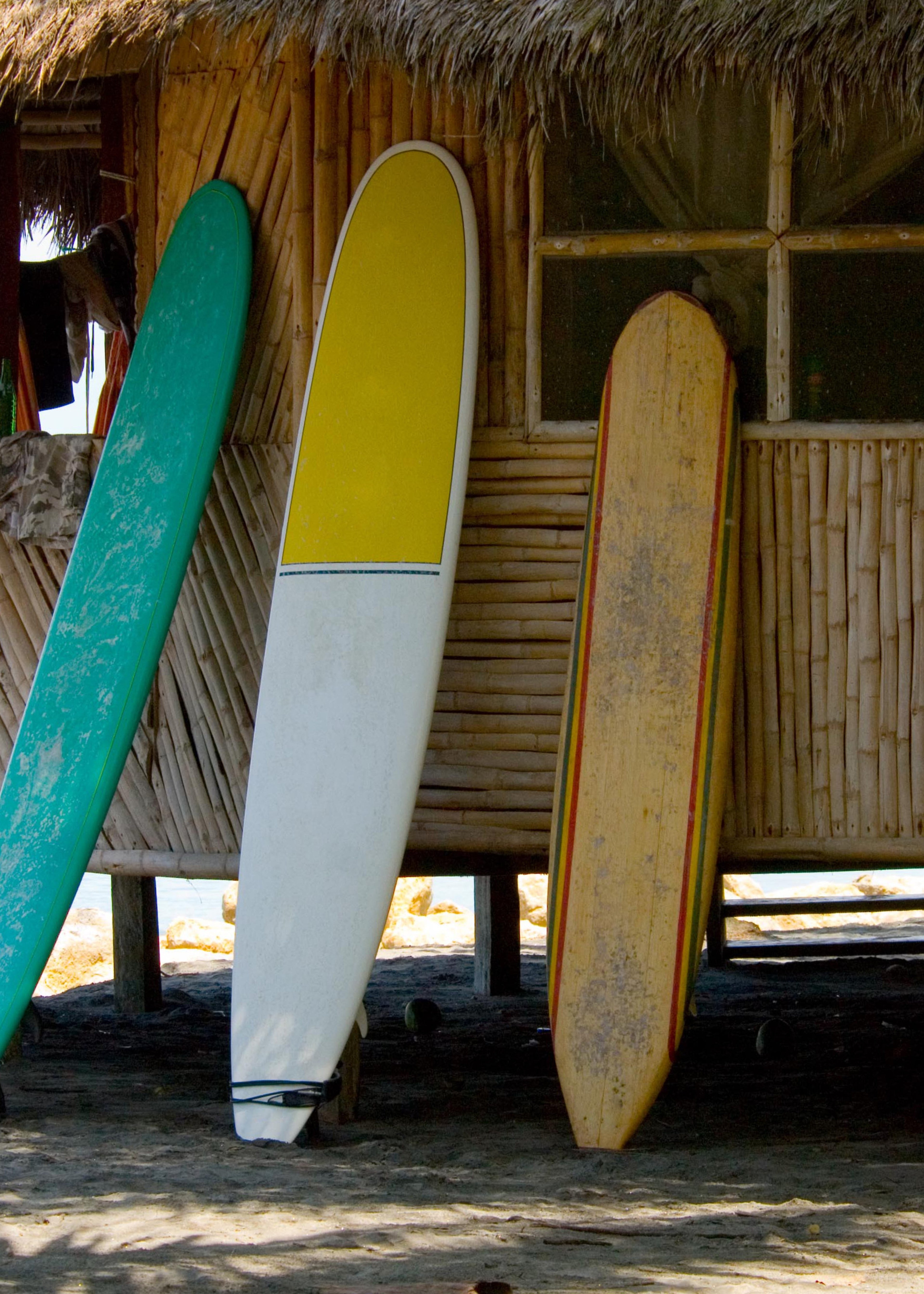 Tablas coloridas al muro