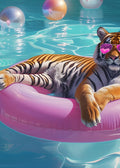 Tigre y piscina